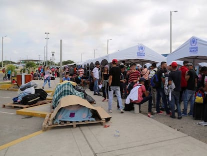 Miles de venezolanos hacen largas filas el pasado viernes 21 de junio en el Centro Binacional de Atención Fronteriza de la ciudad fronteriza de Tumbes (Perú), para intentar ingresar al país por la frontera norte con Ecuador, a pocas horas de que entre en vigor la exigencia de visa humanitaria.