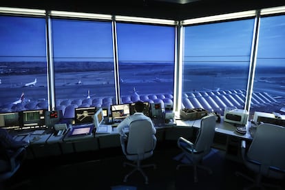 Un controlador, en la torre de control aéreo del aeropuerto Adolfo Suárez Madrid-Barajas, en 2017.