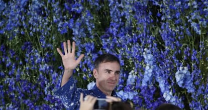 Raf Simons se despide tras su último desfile para Dior en París.