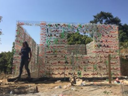 La organización VIEM MX construye viviendas para los afectados por el sismo del 19 de septiembre de 2017 utilizando botellas de plástico y otros materiales reciclados