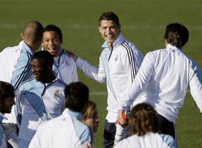 Cristiano Ronaldo charla con Pepe (de espaldas, a la izquierda), Kaká (a la derecha) y Marcelo durante el entrenamiento de ayer.