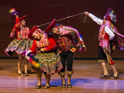 La asociaci&oacute;n Arte y Tradici&oacute;n baila una danza tradicional peruana.