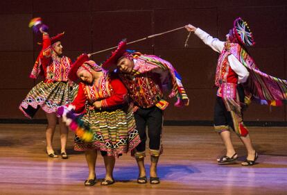 La asociaci&oacute;n Arte y Tradici&oacute;n baila una danza tradicional peruana.