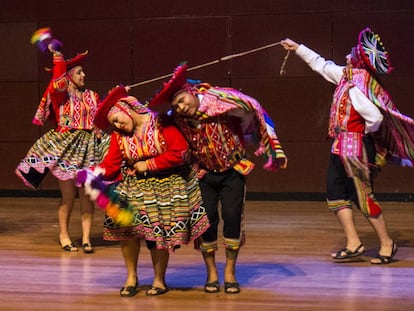 La asociaci&oacute;n Arte y Tradici&oacute;n baila una danza tradicional peruana.