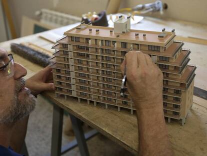 José Luis Alcoceba, en su taller de maquetas en Madrid.