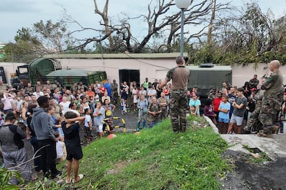 Un soldado se dirige a los habitantes de Mayotte tras el paso del ciclón. Las autoridades han detallado que han quedado devastados el hospital, las escuelas y las casas. "El fenómeno no dejó nada intacto a su paso”, han dicho. 