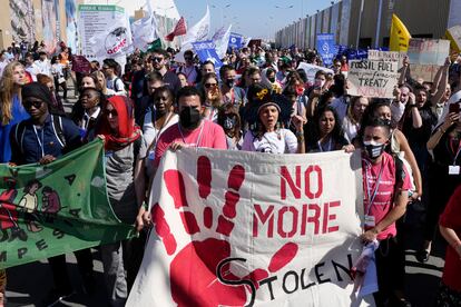 Manifestantes en la protesta celebrada este sábado en el recinto donde se celebra la cumbre del clima, en la ciudad egipcia Sharm el Sheij.