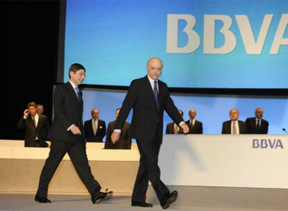 González, seguido del consejero delegado, José Ignacio Goirigolzari, en la junta del BBVA.