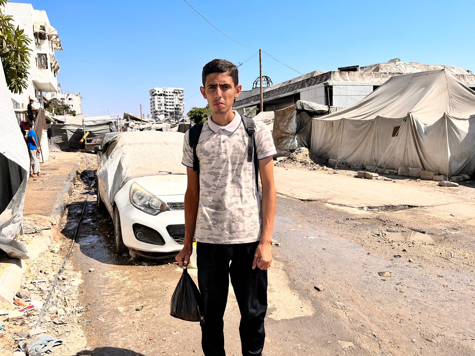 El gazatí, Ahmed Ajour, en el campo de refugiados de Nuseirat, el 2 de agosto de 2025, días después de regresar de uno de los puntos de distribución de comida en Rafah, en el sur.