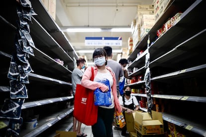 Residentes de Taipei corren a abastecerse ante la recomendación de que limiten sus salidas.
