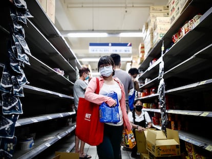 Residentes de Taipei corren a abastecerse ante la recomendación de que limiten sus salidas.