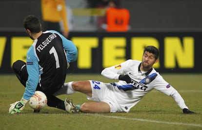 El portero del Cluj Mario Felgueiras salava el balón ante el jugador del Inter de Milán Marco Benassi.
