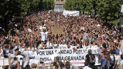 Manifestantes protestan por la fusi&oacute;n hospitalaria en Granada, en octubre.