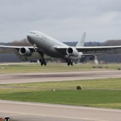 Primer vuelo de uno de los tanqueros de la RAF