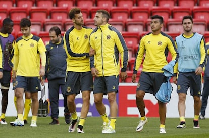 Baptistao charla con Soldado en un entrenamiento del Villarreal.