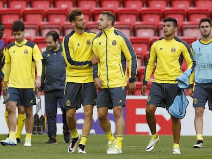 Baptistao charla con Soldado en un entrenamiento del Villarreal.