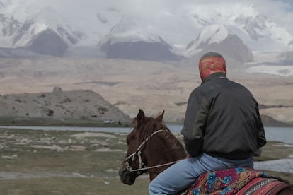 El lago Karakul (lago negro, en kirguís) es un pequeño lago situado a 200 kilómetros de la ciudad de Kashgar, en el extremo occidental de la provincia de Sinkiang. Se encuentra en territorio chino.