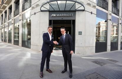 Javier Illán, consejero delegado de la socimi MIllenium, propietaria del hotel JW Marriott, y Antonio Catalán, presidente de AC Hoteles by Marriott, en la inauguración del hotel el pasado mes de marzo.