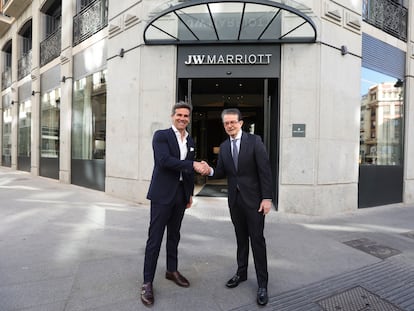 Javier Illán, consejero delegado de la socimi MIllenium, propietaria del hotel JW Marriott, y Antonio Catalán, presidente de AC Hoteles by Marriott