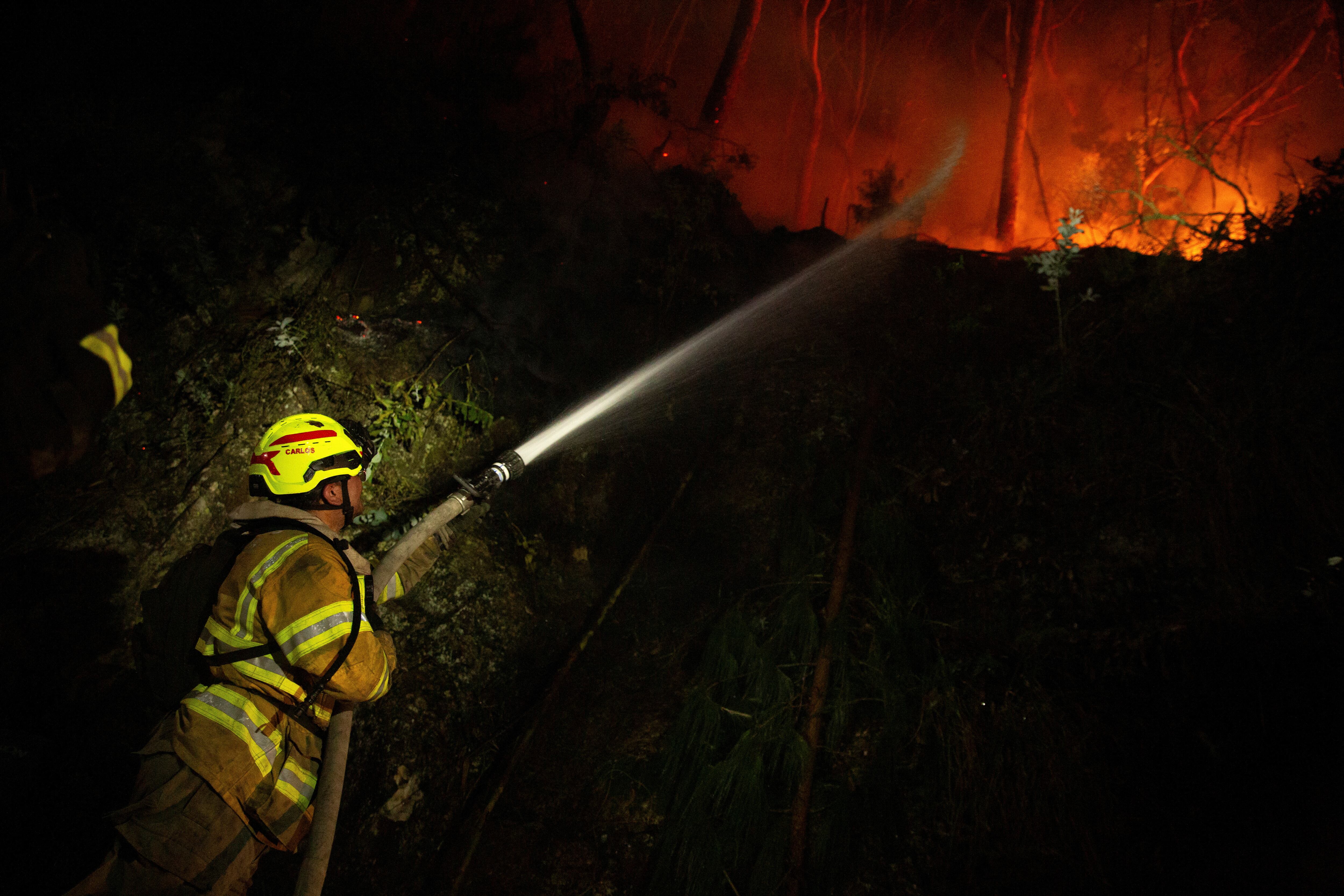 Un bombero trabaja para apagar el fuego en los Cerros Orientales, en Bogotá, el 24 de enero de 2024.
