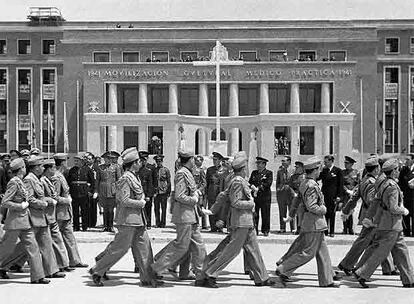 La milicia universitaria desfila ante la Facultad de Medicina, en Madrid, en mayo de 1941.