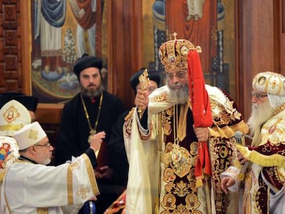 Tawadros II es entronizado como patriarca de los coptos en la catedral de San Marcos, en El Cairo. 