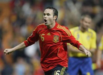 Iniesta celebra un gol con la Selección