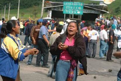 Manifestantes en demanda de infraestructuras, el lunes, en la ciudad ecuatoriana de Baeza.