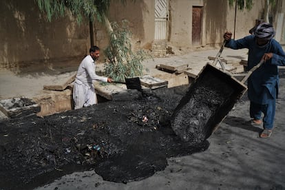 Empleados municipales limpian los desagües en los que se acumulan las aguas fecales en una calle de Kandahar, el 6 de agosto. Esta escena es frecuente tanto en esta ciudad como en Kabul y otras del país donde no hay un sistema de alcantarillado. 