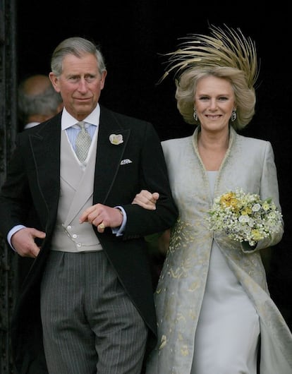 9 de abril de 2005. El príncipe de Gales, Carlos de Inglaterra, y su mujer, Camila, duquesa de Cornualles, a la salida de la capilla de San Jorge del castillo de Windsor donde se celebró la ceremonia religiosa tras la ceremonia civil de su boda.