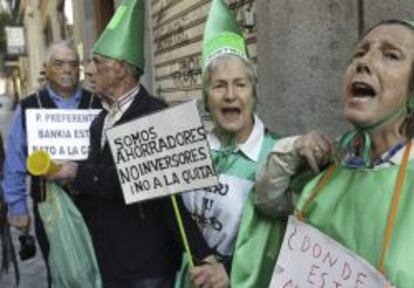 Afectados por las preferentes protestan en los alrededores de la Audiencia Nacional. 