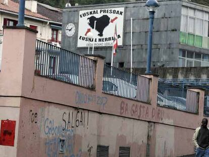 Fachada del Ayuntamiento de Ondarroa con un cartel que pide el acercamiento de presos etarras.