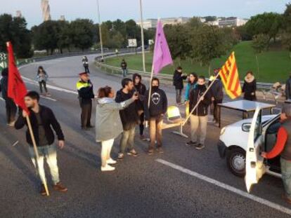 Más de una treintena de carreteras cortadas en una nueva jornada de huelga y paros