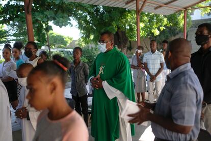 El sacerdote Jean-Nicaisse Milien da una misa en Croix-des-Bouquets. Milien fue uno de los 17 clérigos secuestrados en 2021.