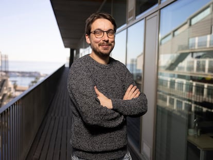 El biólogo Arnau Sebé Pedrós, en el Centro de Regulación Genómica, frente a la playa del Somorrostro, en Barcelona.