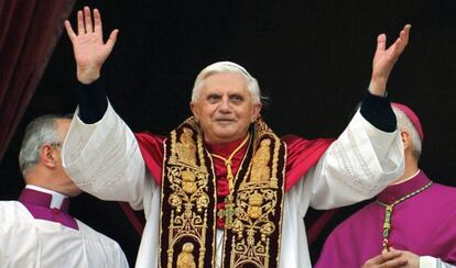 Benedicto XVI despu&eacute;s de ser elegido Papa, en 2005.