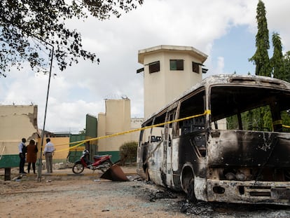 Un vehículo quemado y un muro destrozado tras el ataque a la prisión de media seguridad de Kuje, cerca de Abuya, del pasado miércoles.