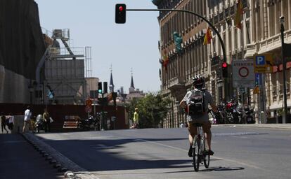 Un ciclista ante un semáforo en la calle de Alcalá.