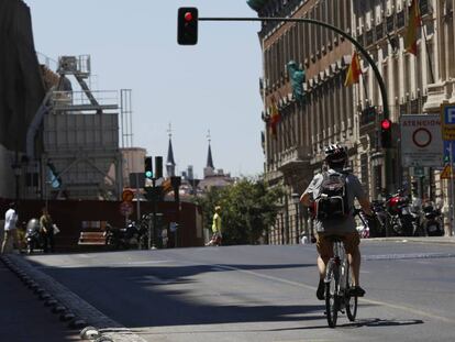Un ciclista ante un semáforo en la calle de Alcalá.