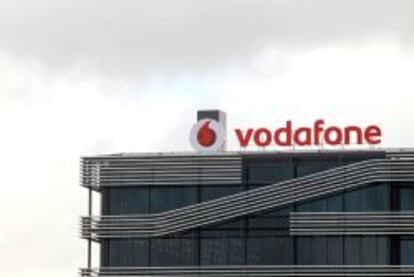 Logotipo de Vodafone en su sede de Madrid.