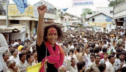 Arundhati Roy, en 1999 en un acto de protesta contra la construcción de una presa en India.