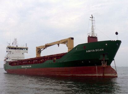 Imagen del barco holandés <i>Amiya Scan</i><b>, secuestrado en mayo en aguas de Somalia.