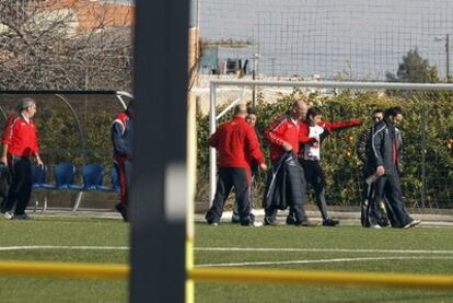 Jugadores, directivos y compañeros del joven futbolista fallecido en el campo municipal de Alqueríes .