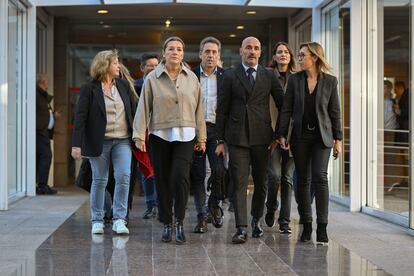 El socialista Jesús Celada (3d) a su llegada al pleno de este jueves en la Asamblea de Madrid.