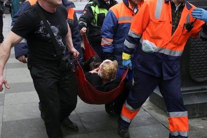 Uma pessoa ferida é atendida pelos serviços de emergência, em frente à estação de metrô de Sennaya Ploshchad, em São Petersburgo.