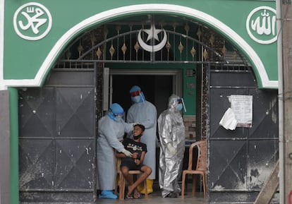 Un niño reacciona durante una prueba PCR en Colombo (Sri Lanka). La pandemia del nuevo coronavirus ha registrado en las últimas 24 horas más de 534.000 casos nuevos y 7.679 muertos, con lo que el total supera los 76,8 millones de contagios y los 1,69 millones de víctimas morales, según el balance publicado este lunes por la Universidad Johns Hopkins.