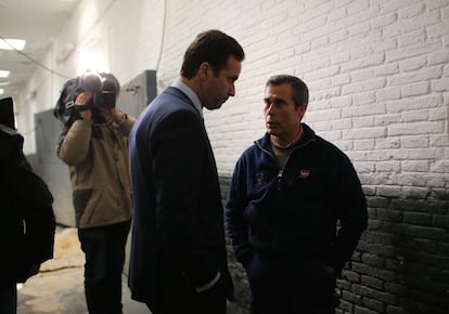 Álvaro Núñez del Cuvillo charla con el mayoral de la plaza de toros de Las Ventas.