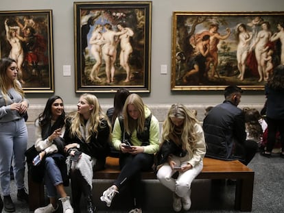 Visitors at the Prado against 'The Three Graces', by Rubens.