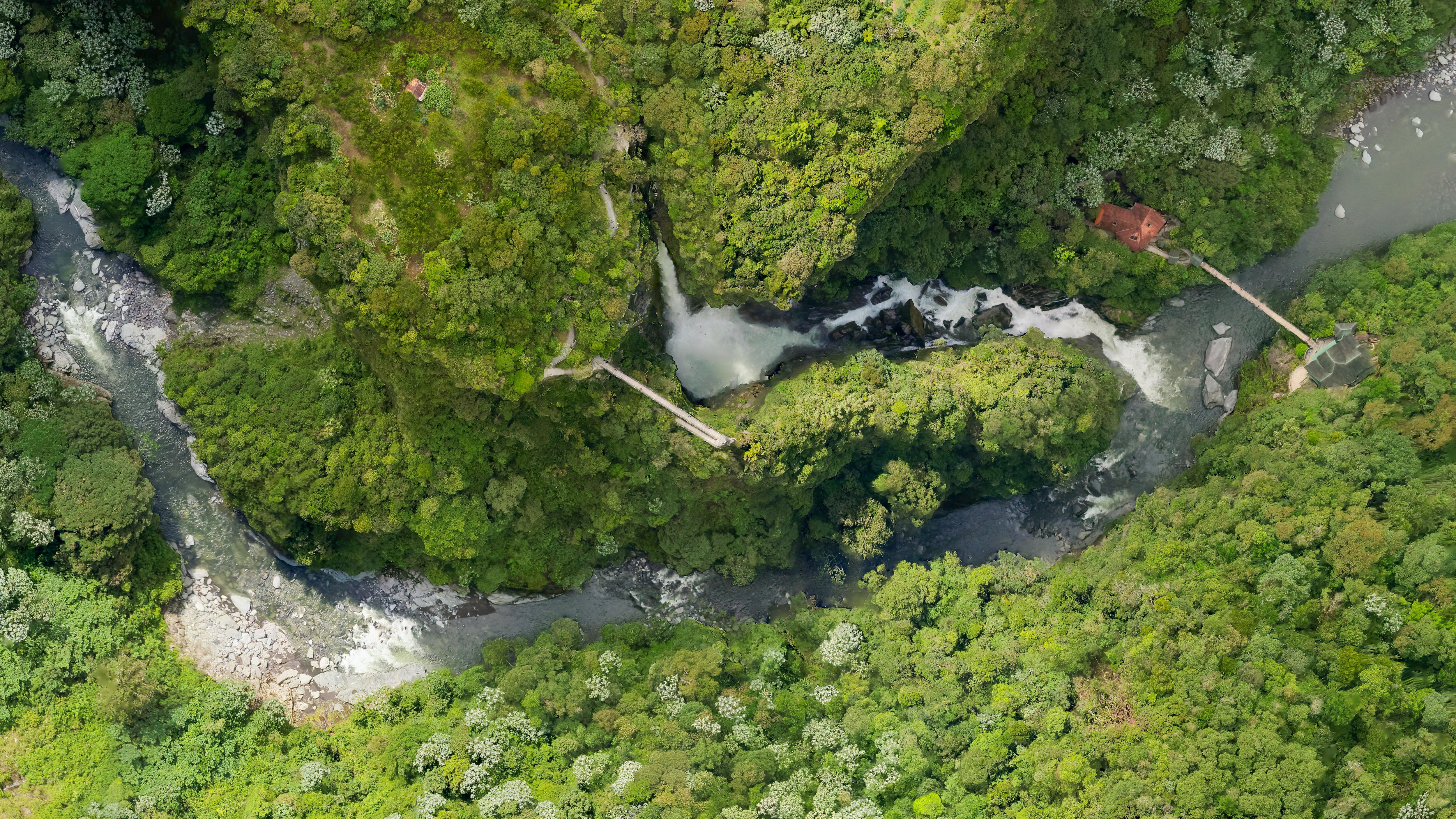 Vista aérea de las cascadas del Pailón del Diablo, cerca de la ciudad ecuatoriana de Baños.