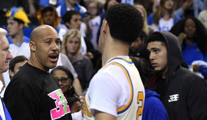 LaVar Ball saluda a su hijo, Lonzo Ball, jugador de UCLA.